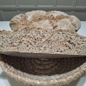 Kruh-  črn s semeni, iz krušne peči