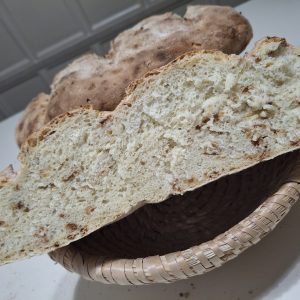 Kruh- bel pirin s čebulo, iz krušne peči